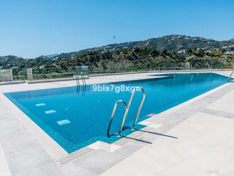 Apartment - Ground Floor Apartment в продаже в Benahavís, Málaga. В доме 3 спален и 3 ванных комнат. Площадь дома 135 м². Площадь участка 393 м²