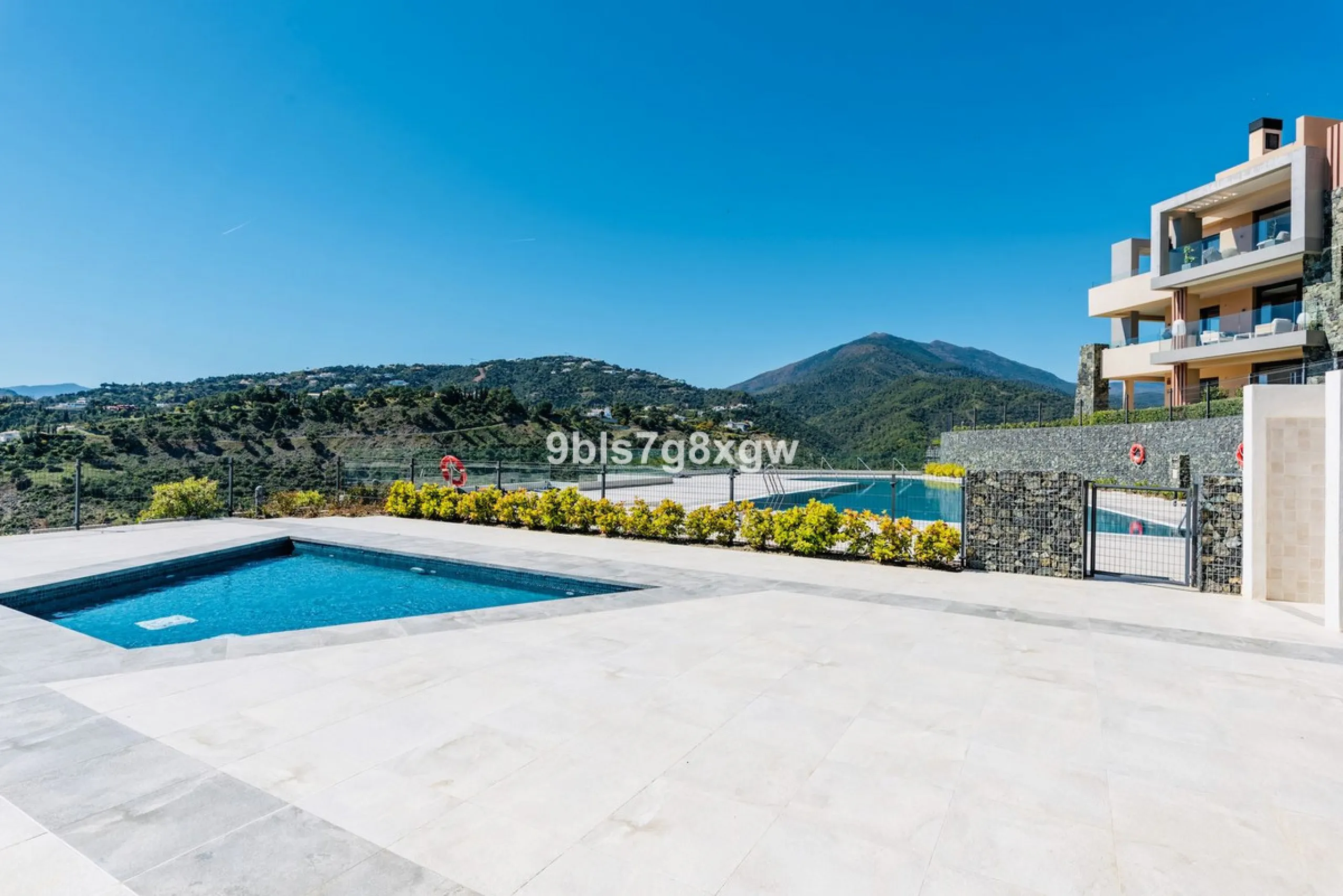 Apartment - Ground Floor Apartment в продаже в Benahavís, Málaga. В доме 3 спален и 3 ванных комнат. Площадь дома 135 м². Площадь участка 393 м²