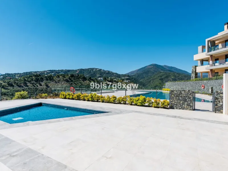 Apartment - Ground Floor Apartment в продаже в Benahavís, Málaga. В доме 3 спален и 3 ванных комнат. Площадь дома 135 м². Площадь участка 393 м²