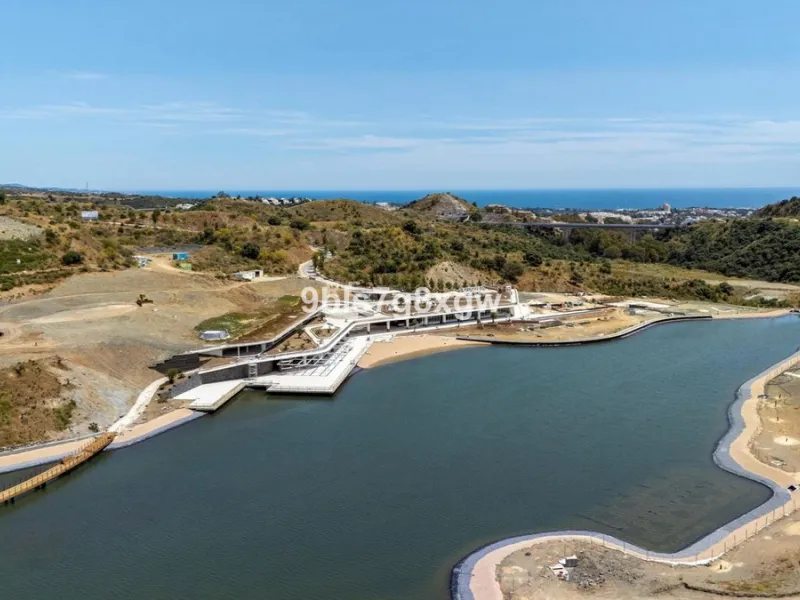 Apartment - Ground Floor Apartment в продаже в Benahavís, Málaga. В доме 3 спален и 3 ванных комнат. Площадь дома 135 м². Площадь участка 393 м²