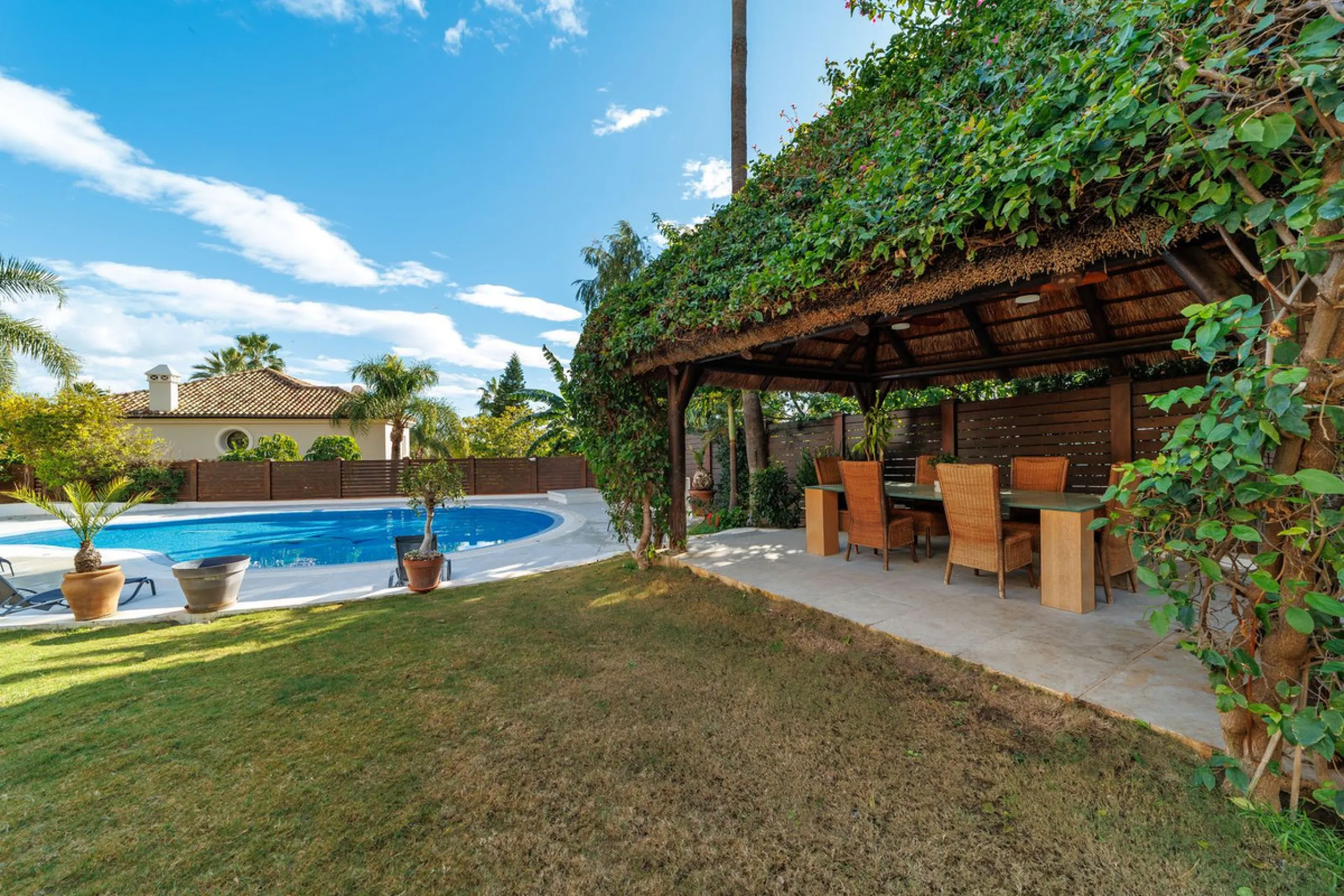 Discover an exceptional villa designed for those seeking space, comfort, luxury, and a prime location. Set on a 1,600 m² plot with over 900 m² built, this impressive property is located in a quiet and exclusive residential area, just a few minutes from Ma