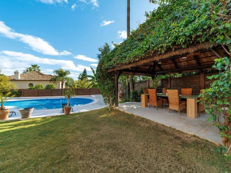 Discover an exceptional villa designed for those seeking space, comfort, luxury, and a prime location. Set on a 1,600 m² plot with over 900 m² built, this impressive property is located in a quiet and exclusive residential area, just a few minutes from Ma