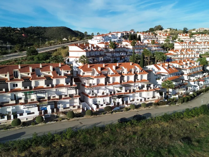 This charming penthouse is located in the Alcorrín area of Manilva and stands out for its privileged location just 500 meters from the sea, close to golf courses and the Puerto de la Duquesa.