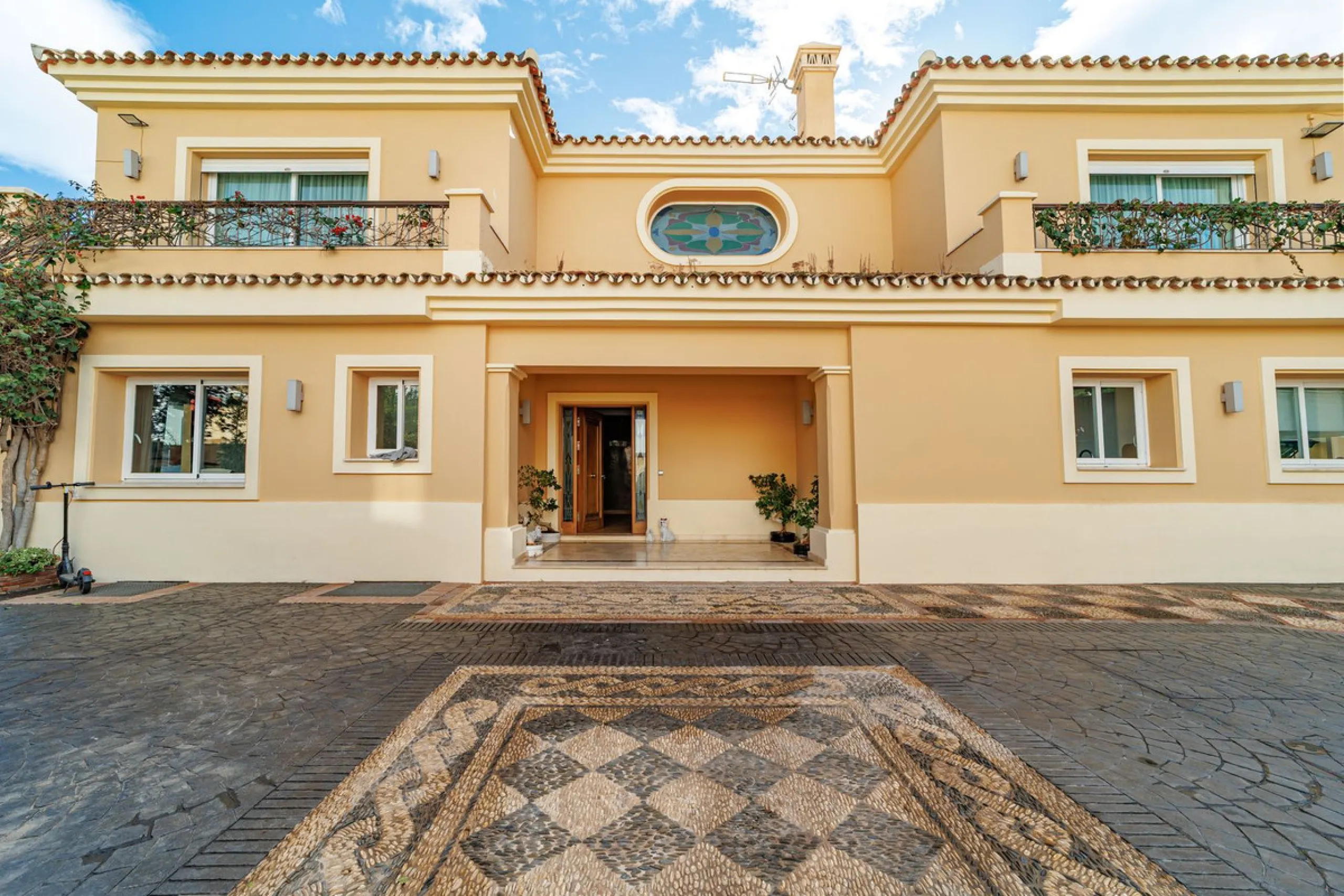 Discover an exceptional villa designed for those seeking space, comfort, luxury, and a prime location. Set on a 1,600 m² plot with over 900 m² built, this impressive property is located in a quiet and exclusive residential area, just a few minutes from Ma