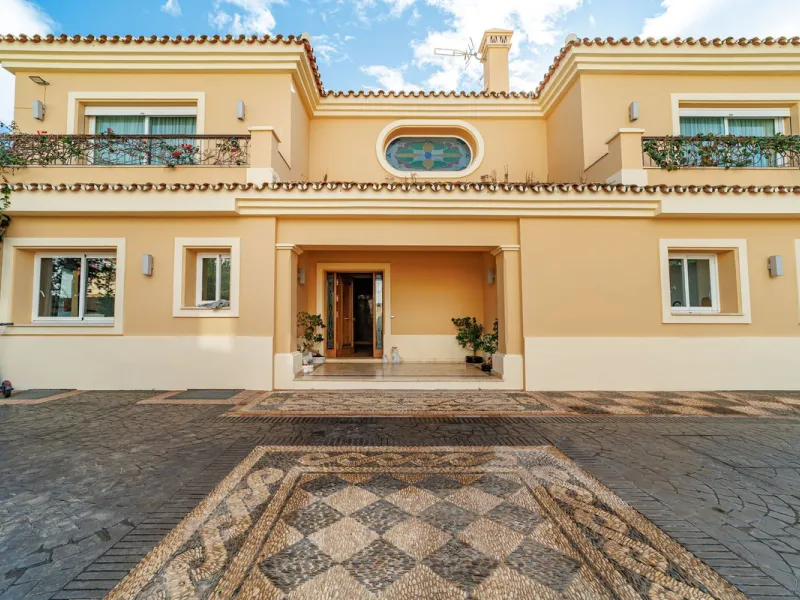 Discover an exceptional villa designed for those seeking space, comfort, luxury, and a prime location. Set on a 1,600 m² plot with over 900 m² built, this impressive property is located in a quiet and exclusive residential area, just a few minutes from Ma