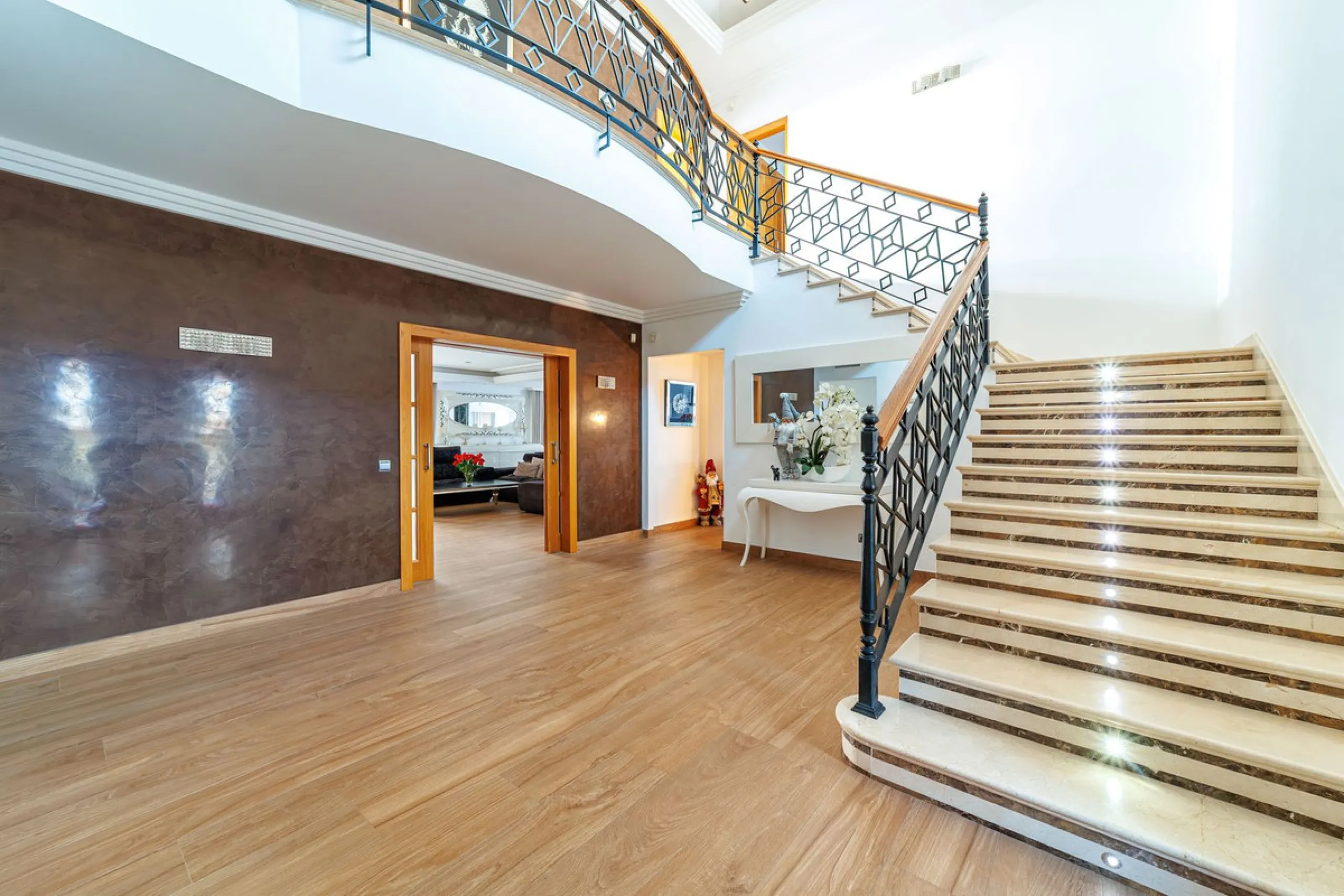Discover an exceptional villa designed for those seeking space, comfort, luxury, and a prime location. Set on a 1,600 m² plot with over 900 m² built, this impressive property is located in a quiet and exclusive residential area, just a few minutes from Ma