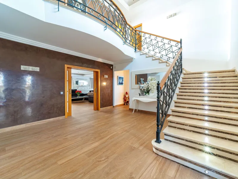 Discover an exceptional villa designed for those seeking space, comfort, luxury, and a prime location. Set on a 1,600 m² plot with over 900 m² built, this impressive property is located in a quiet and exclusive residential area, just a few minutes from Ma