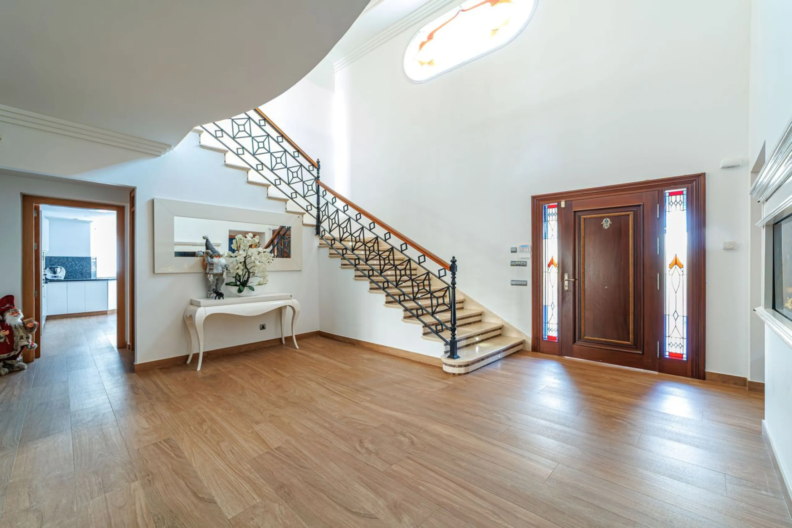 Discover an exceptional villa designed for those seeking space, comfort, luxury, and a prime location. Set on a 1,600 m² plot with over 900 m² built, this impressive property is located in a quiet and exclusive residential area, just a few minutes from Ma