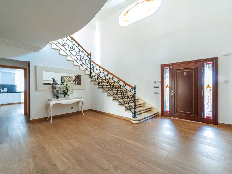 Discover an exceptional villa designed for those seeking space, comfort, luxury, and a prime location. Set on a 1,600 m² plot with over 900 m² built, this impressive property is located in a quiet and exclusive residential area, just a few minutes from Ma