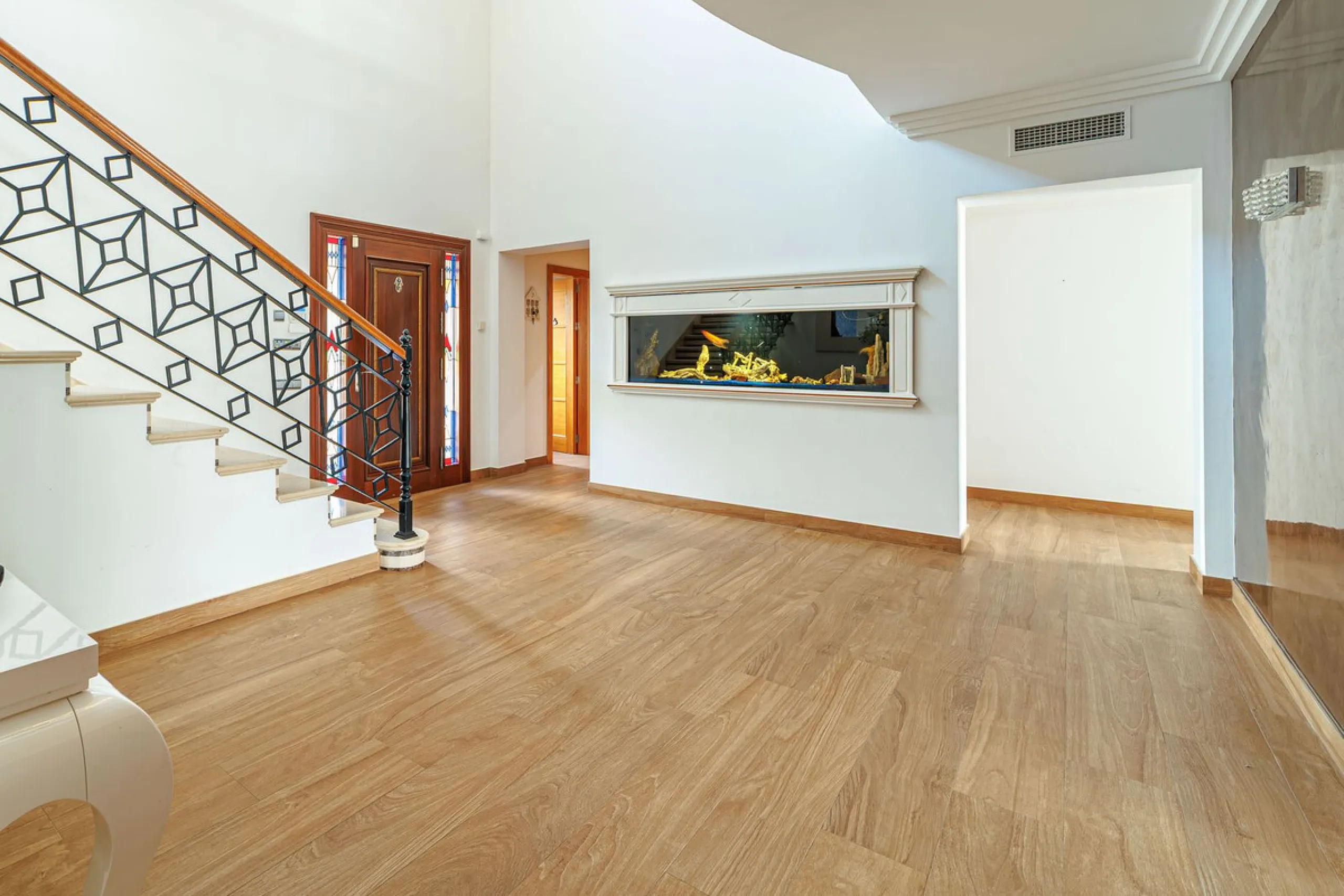 Discover an exceptional villa designed for those seeking space, comfort, luxury, and a prime location. Set on a 1,600 m² plot with over 900 m² built, this impressive property is located in a quiet and exclusive residential area, just a few minutes from Ma