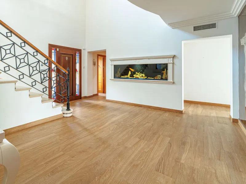 Discover an exceptional villa designed for those seeking space, comfort, luxury, and a prime location. Set on a 1,600 m² plot with over 900 m² built, this impressive property is located in a quiet and exclusive residential area, just a few minutes from Ma