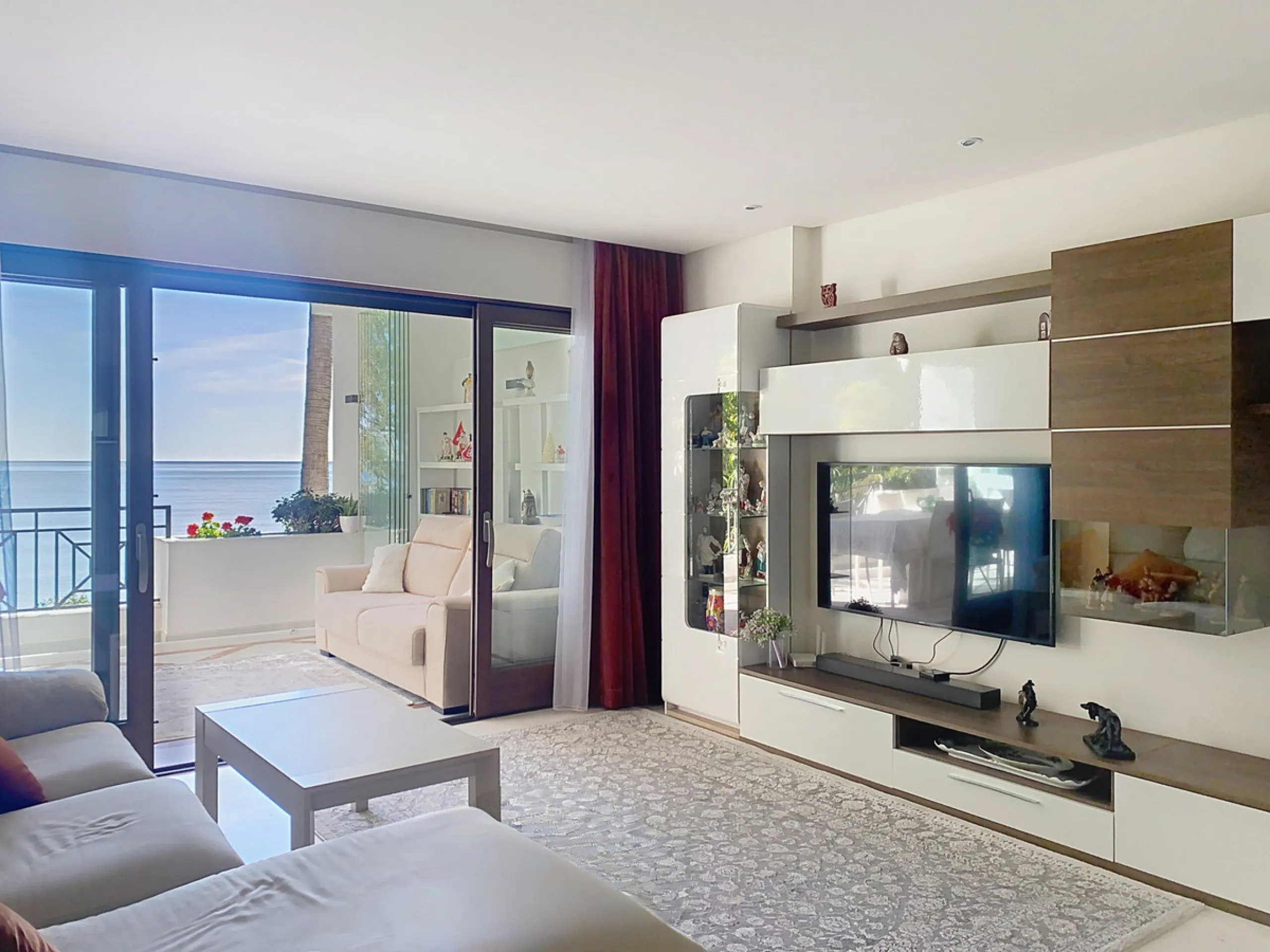 Boasting breathtaking frontal sea views that reach as far as Gibraltar and the African coast, and with direct access to the beach, this exclusive frontline apartment is located in the prestigious Doncella Beach development, in the sought-after Seghers are