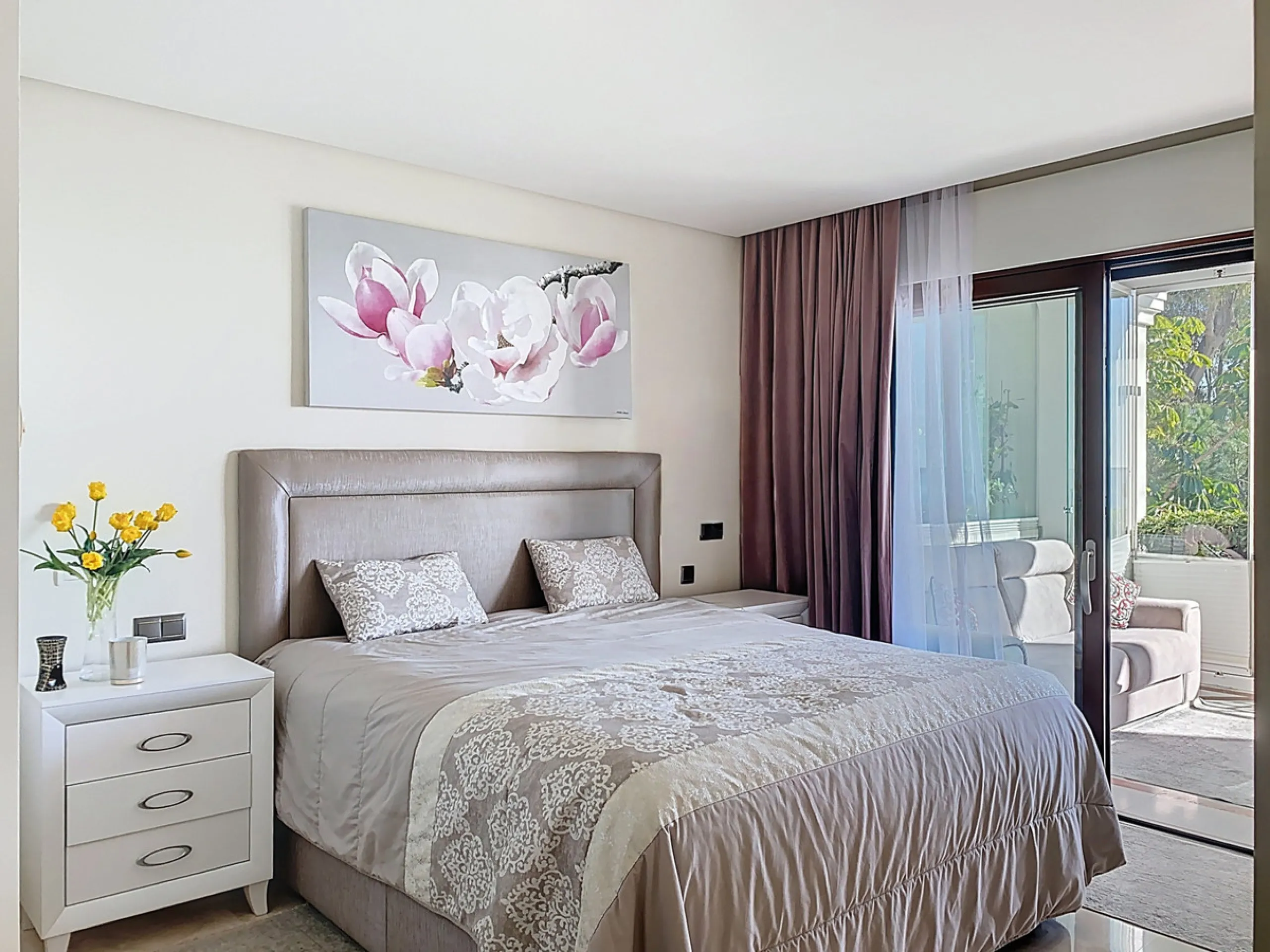Boasting breathtaking frontal sea views that reach as far as Gibraltar and the African coast, and with direct access to the beach, this exclusive frontline apartment is located in the prestigious Doncella Beach development, in the sought-after Seghers are