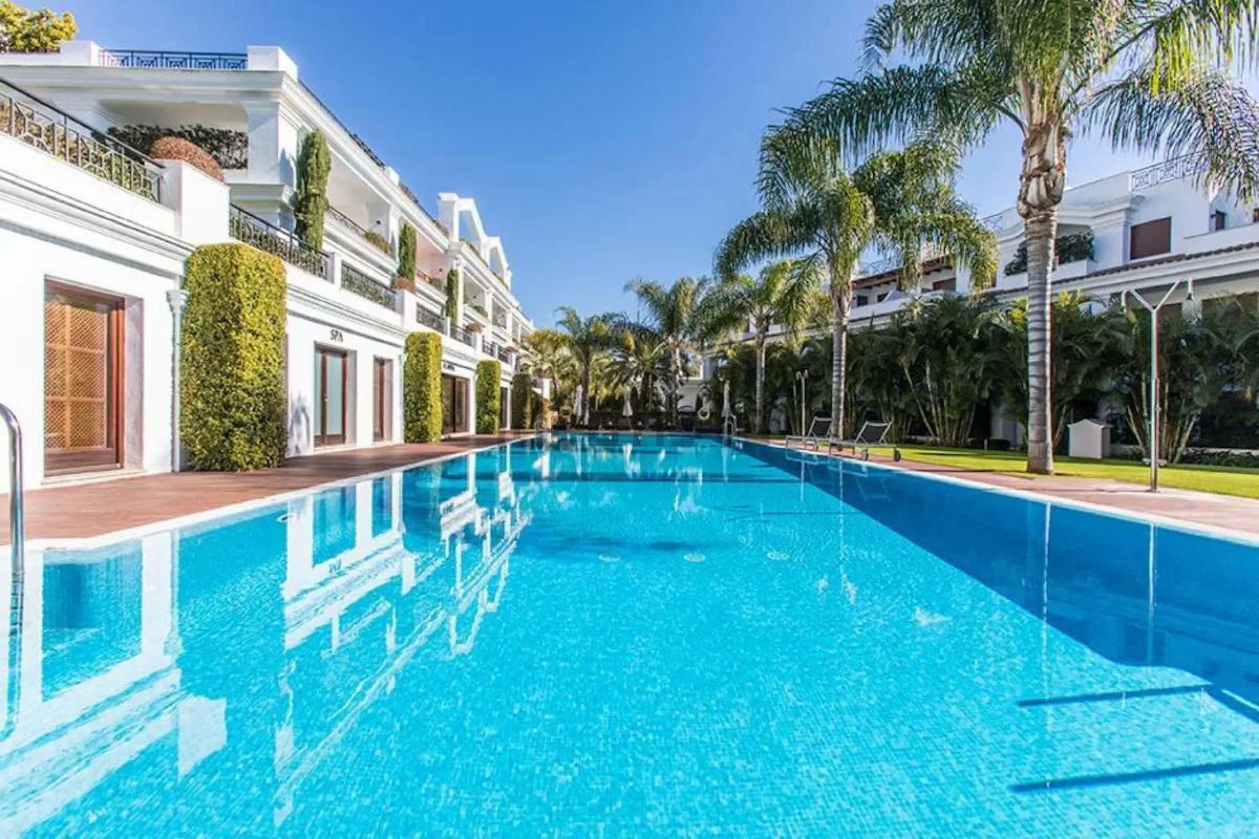 Boasting breathtaking frontal sea views that reach as far as Gibraltar and the African coast, and with direct access to the beach, this exclusive frontline apartment is located in the prestigious Doncella Beach development, in the sought-after Seghers are