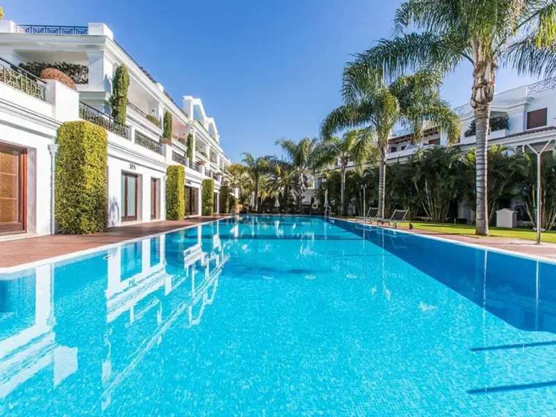 Boasting breathtaking frontal sea views that reach as far as Gibraltar and the African coast, and with direct access to the beach, this exclusive frontline apartment is located in the prestigious Doncella Beach development, in the sought-after Seghers are