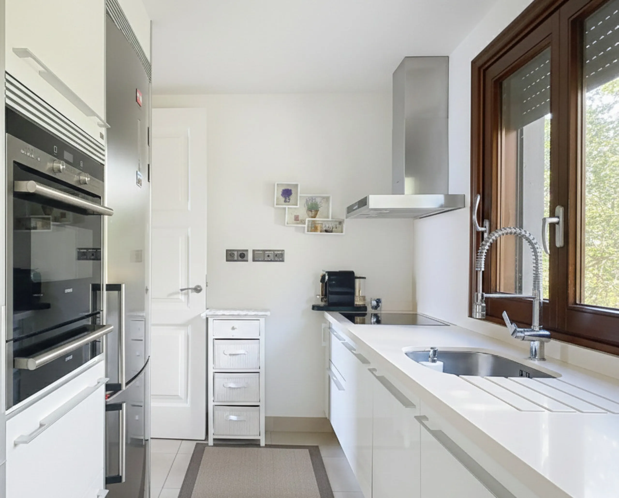 Boasting breathtaking frontal sea views that reach as far as Gibraltar and the African coast, and with direct access to the beach, this exclusive frontline apartment is located in the prestigious Doncella Beach development, in the sought-after Seghers are