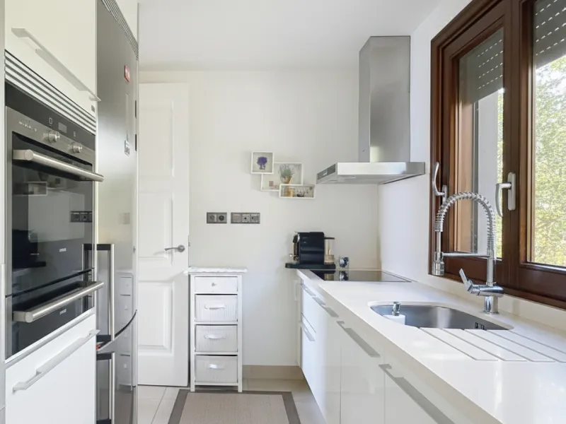 Boasting breathtaking frontal sea views that reach as far as Gibraltar and the African coast, and with direct access to the beach, this exclusive frontline apartment is located in the prestigious Doncella Beach development, in the sought-after Seghers are