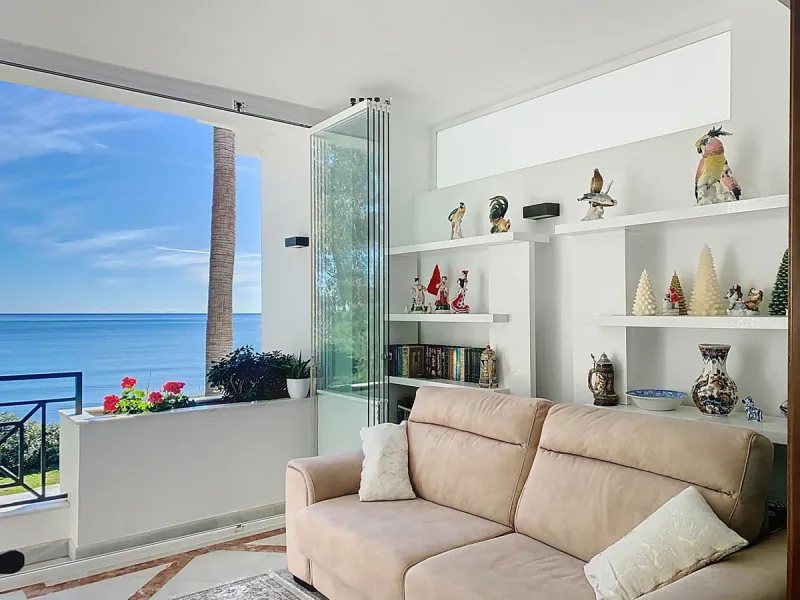 Boasting breathtaking frontal sea views that reach as far as Gibraltar and the African coast, and with direct access to the beach, this exclusive frontline apartment is located in the prestigious Doncella Beach development, in the sought-after Seghers are