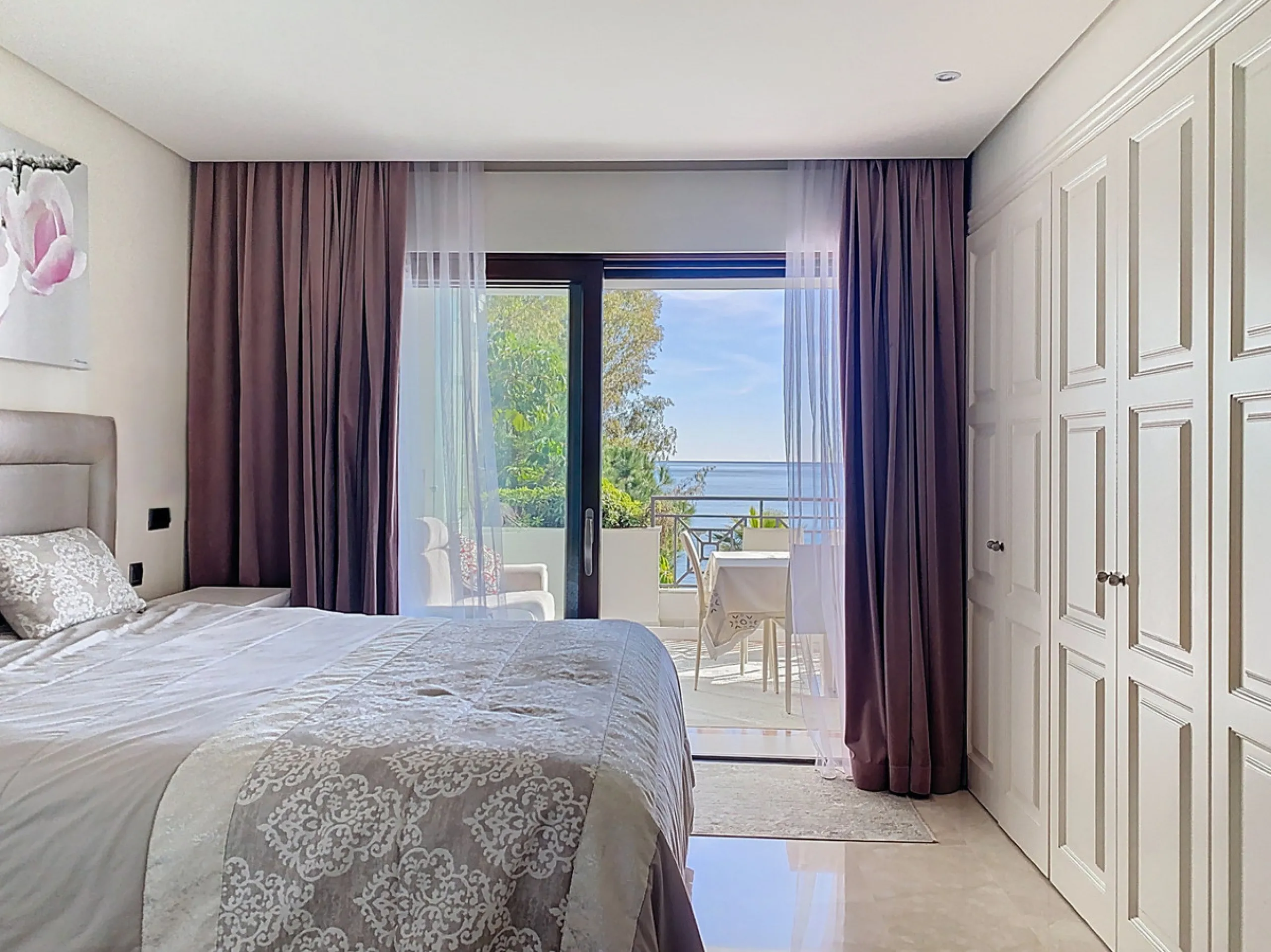 Boasting breathtaking frontal sea views that reach as far as Gibraltar and the African coast, and with direct access to the beach, this exclusive frontline apartment is located in the prestigious Doncella Beach development, in the sought-after Seghers are