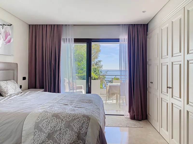 Boasting breathtaking frontal sea views that reach as far as Gibraltar and the African coast, and with direct access to the beach, this exclusive frontline apartment is located in the prestigious Doncella Beach development, in the sought-after Seghers are