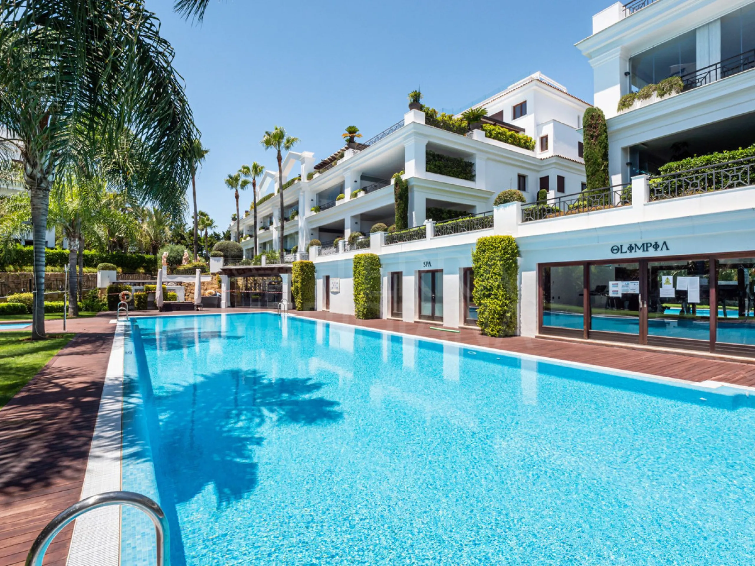 Boasting breathtaking frontal sea views that reach as far as Gibraltar and the African coast, and with direct access to the beach, this exclusive frontline apartment is located in the prestigious Doncella Beach development, in the sought-after Seghers are