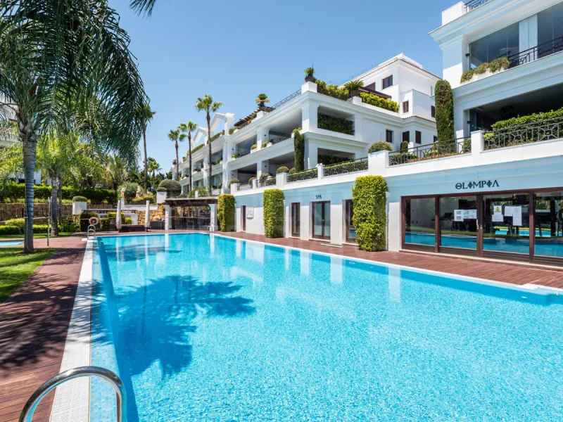Boasting breathtaking frontal sea views that reach as far as Gibraltar and the African coast, and with direct access to the beach, this exclusive frontline apartment is located in the prestigious Doncella Beach development, in the sought-after Seghers are