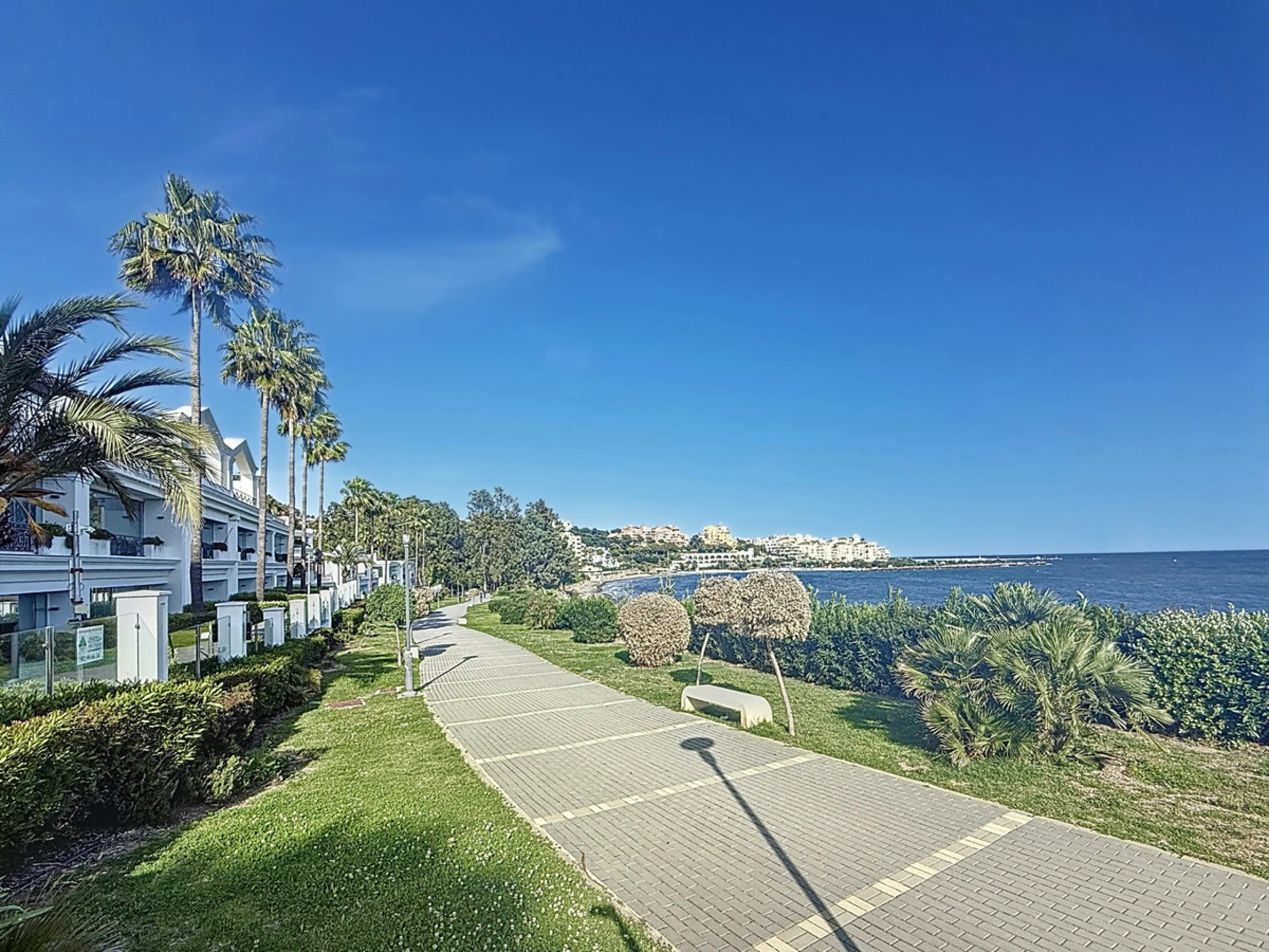 Boasting breathtaking frontal sea views that reach as far as Gibraltar and the African coast, and with direct access to the beach, this exclusive frontline apartment is located in the prestigious Doncella Beach development, in the sought-after Seghers are