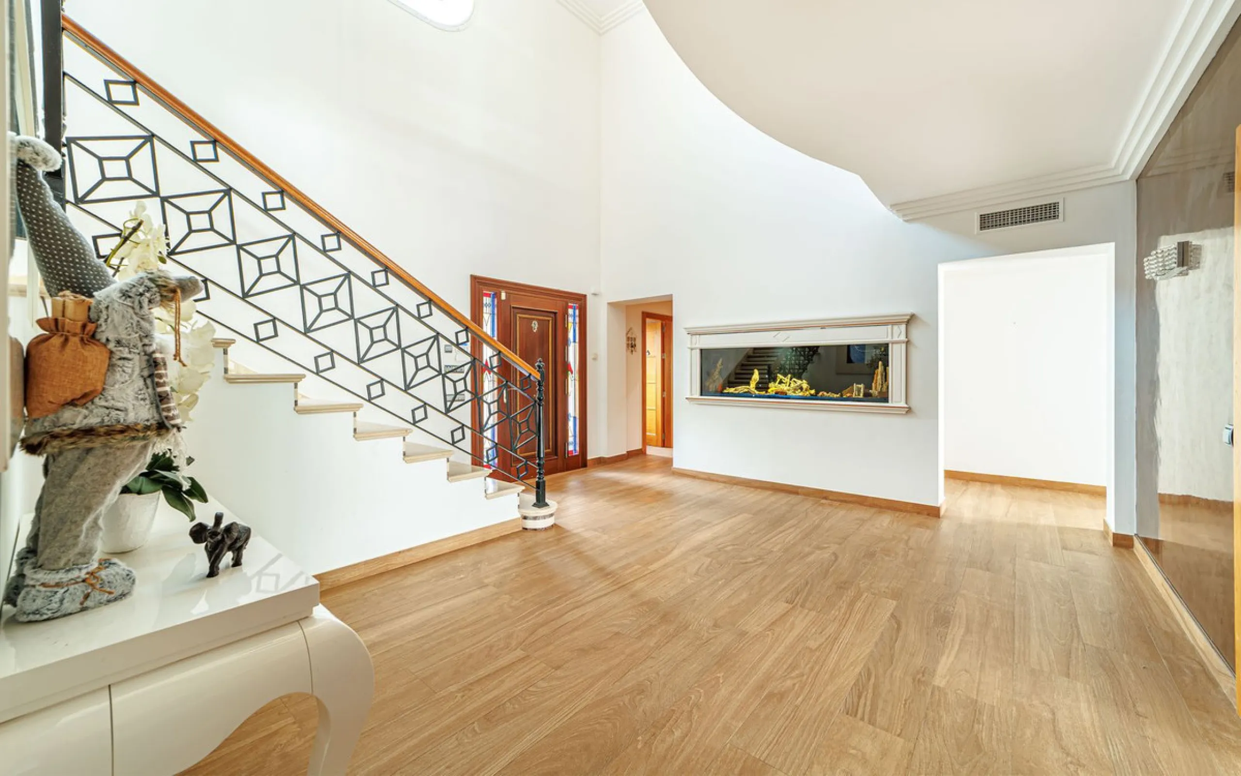 Discover an exceptional villa designed for those seeking space, comfort, luxury, and a prime location. Set on a 1,600 m² plot with over 900 m² built, this impressive property is located in a quiet and exclusive residential area, just a few minutes from Ma