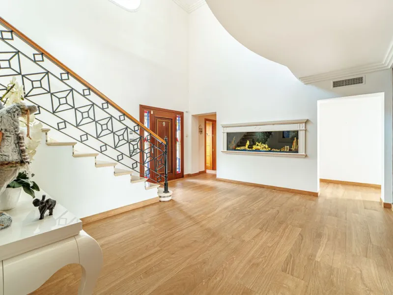 Discover an exceptional villa designed for those seeking space, comfort, luxury, and a prime location. Set on a 1,600 m² plot with over 900 m² built, this impressive property is located in a quiet and exclusive residential area, just a few minutes from Ma