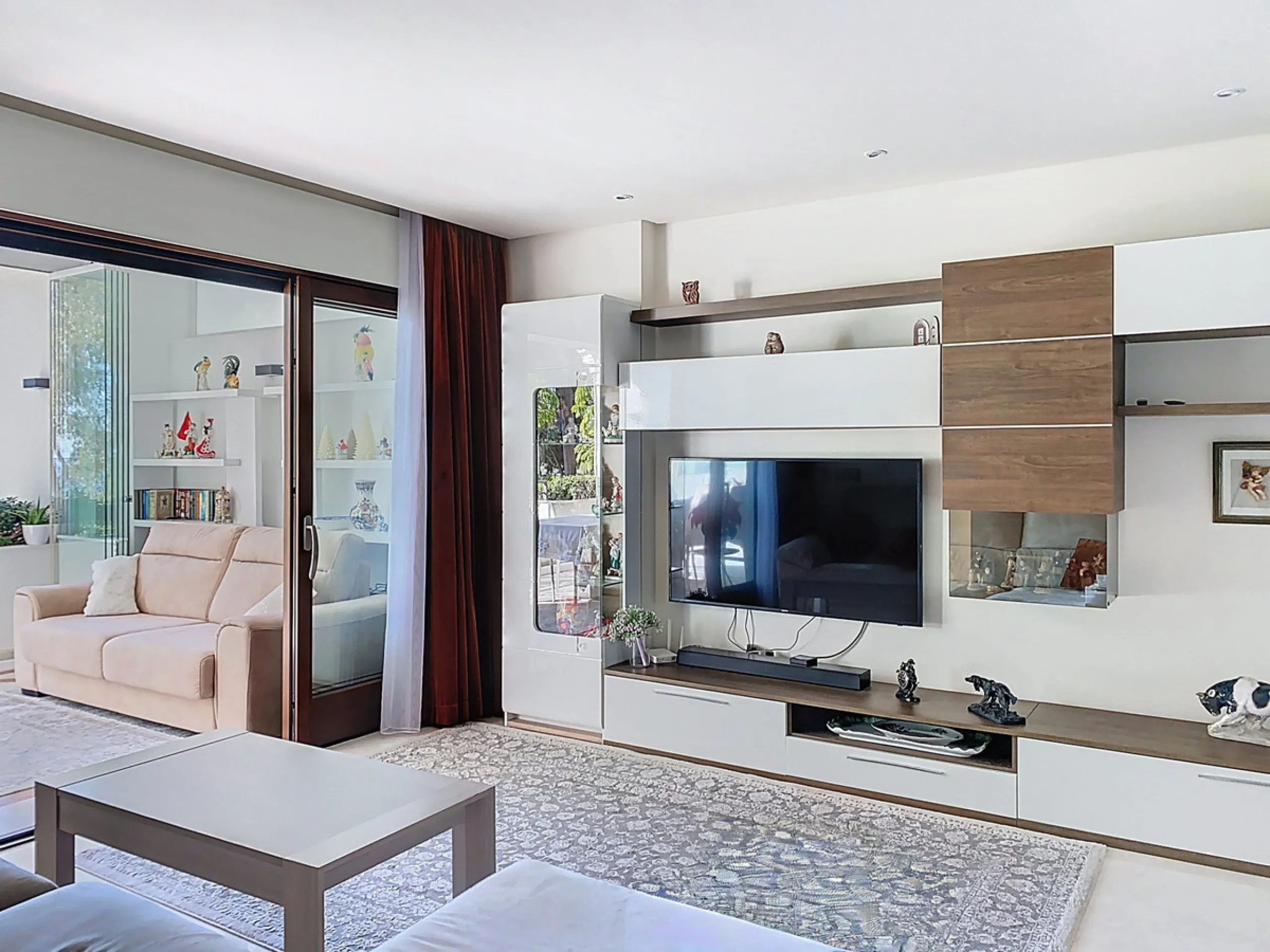Boasting breathtaking frontal sea views that reach as far as Gibraltar and the African coast, and with direct access to the beach, this exclusive frontline apartment is located in the prestigious Doncella Beach development, in the sought-after Seghers are