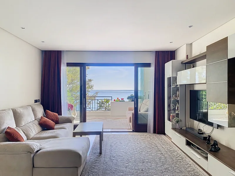 Boasting breathtaking frontal sea views that reach as far as Gibraltar and the African coast, and with direct access to the beach, this exclusive frontline apartment is located in the prestigious Doncella Beach development, in the sought-after Seghers are