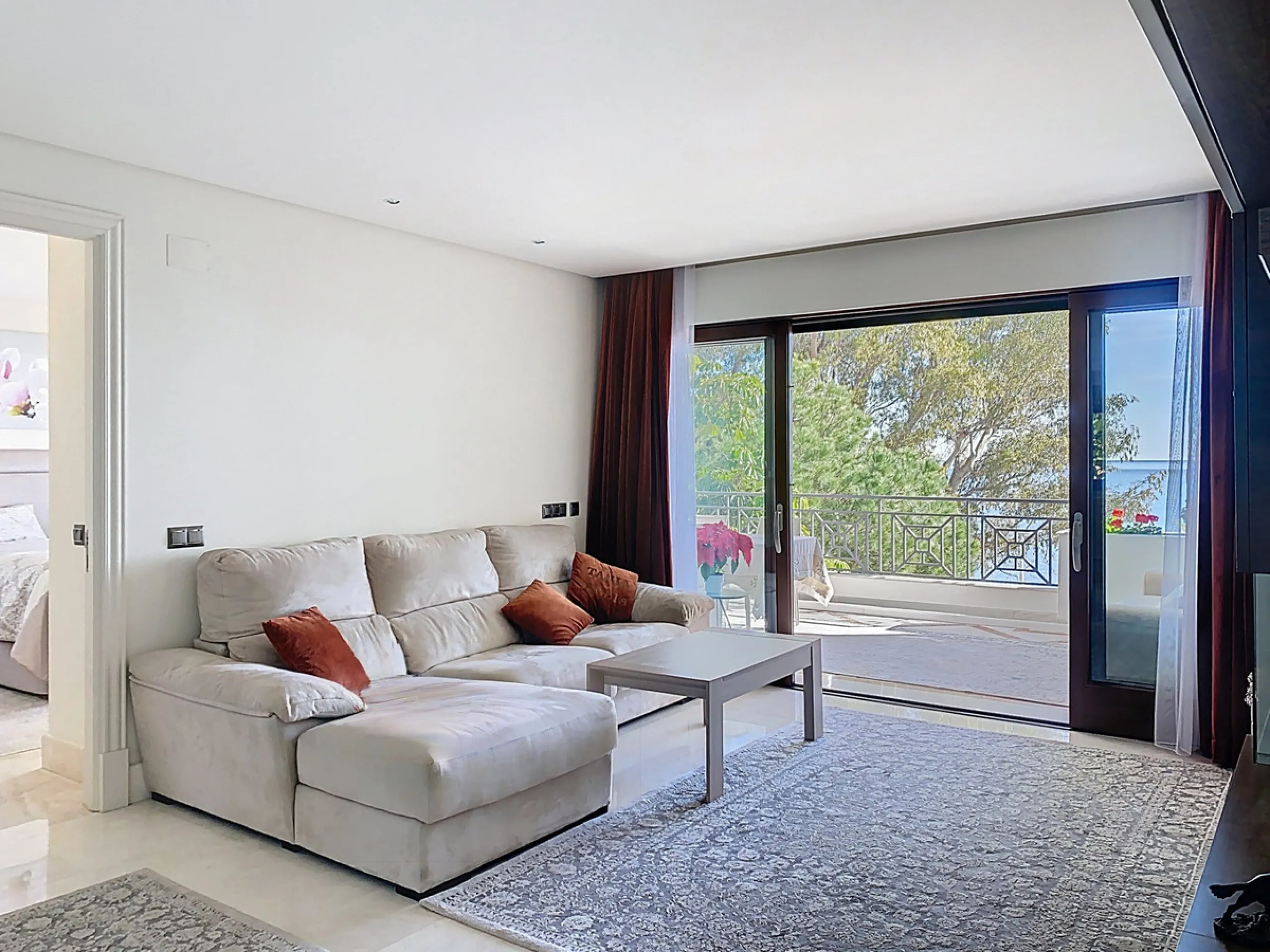Boasting breathtaking frontal sea views that reach as far as Gibraltar and the African coast, and with direct access to the beach, this exclusive frontline apartment is located in the prestigious Doncella Beach development, in the sought-after Seghers are