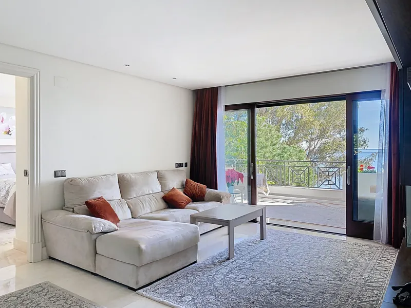 Boasting breathtaking frontal sea views that reach as far as Gibraltar and the African coast, and with direct access to the beach, this exclusive frontline apartment is located in the prestigious Doncella Beach development, in the sought-after Seghers are