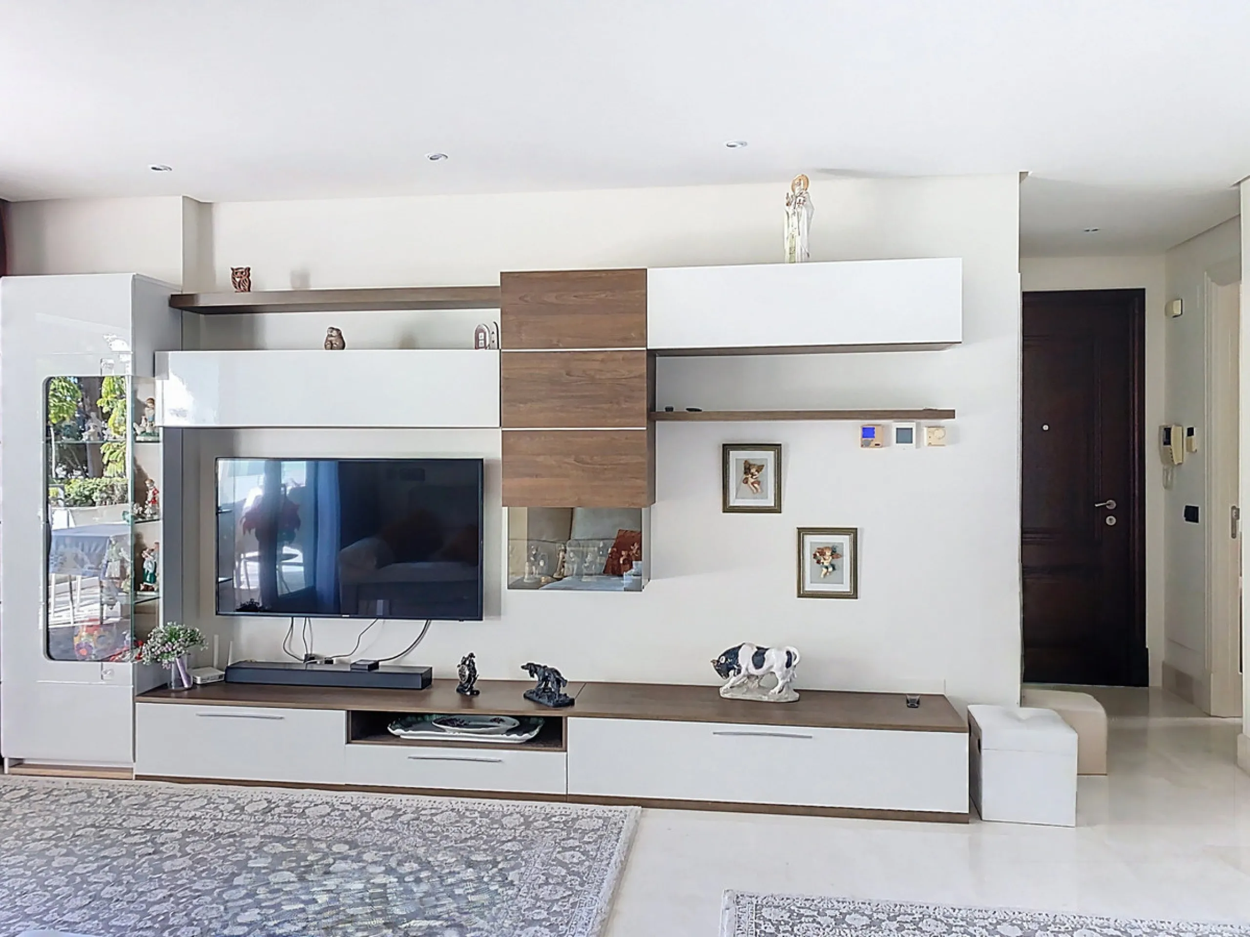 Boasting breathtaking frontal sea views that reach as far as Gibraltar and the African coast, and with direct access to the beach, this exclusive frontline apartment is located in the prestigious Doncella Beach development, in the sought-after Seghers are
