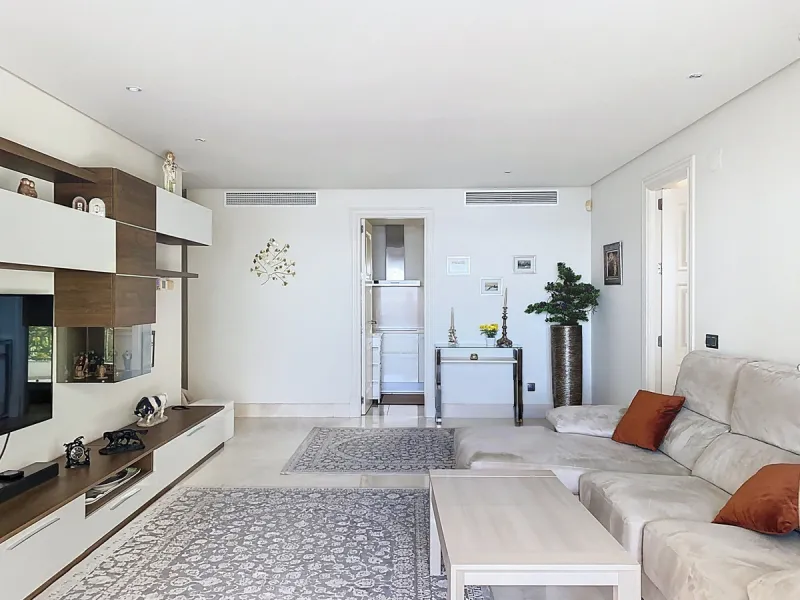 Boasting breathtaking frontal sea views that reach as far as Gibraltar and the African coast, and with direct access to the beach, this exclusive frontline apartment is located in the prestigious Doncella Beach development, in the sought-after Seghers are