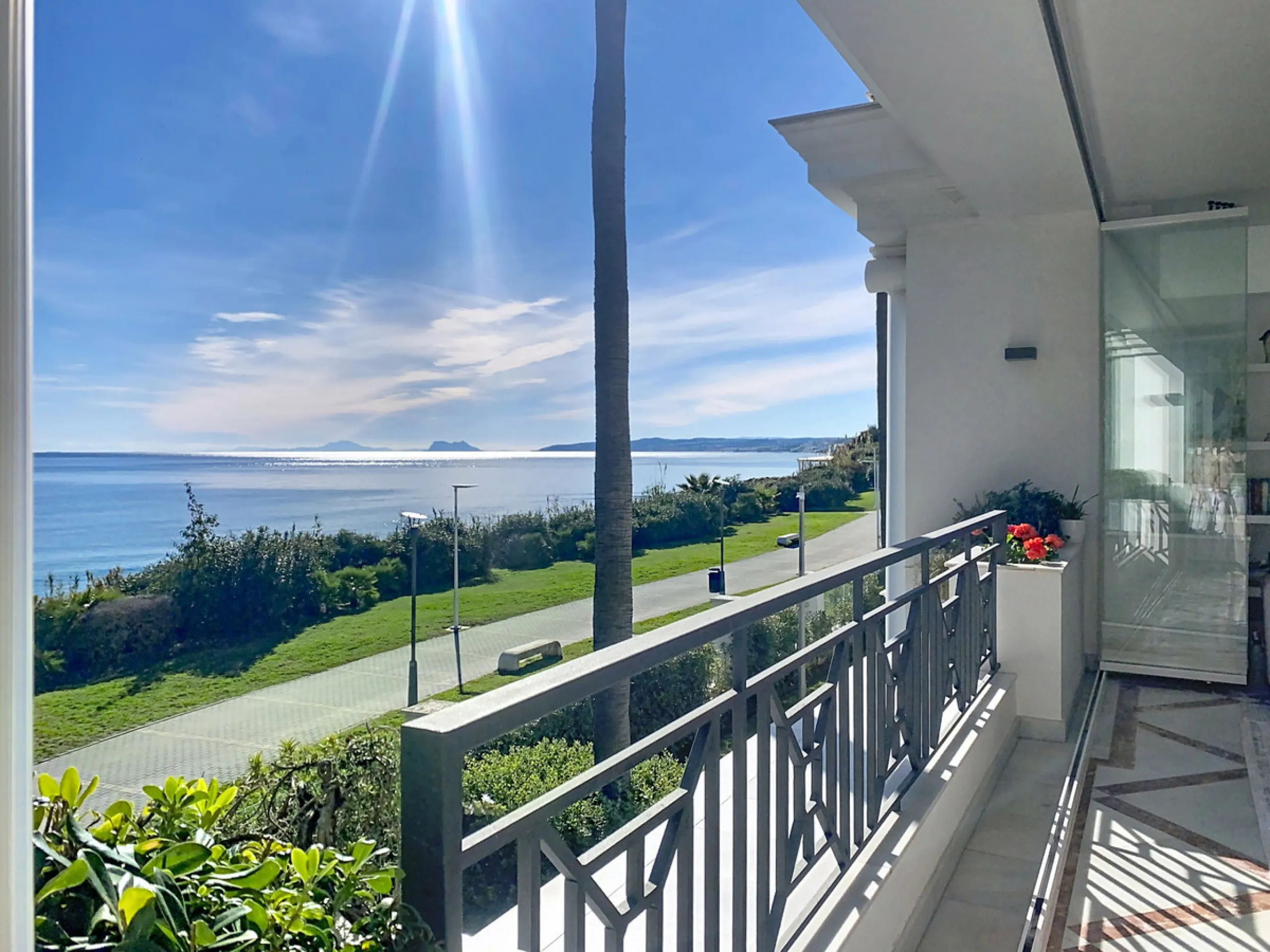 Boasting breathtaking frontal sea views that reach as far as Gibraltar and the African coast, and with direct access to the beach, this exclusive frontline apartment is located in the prestigious Doncella Beach development, in the sought-after Seghers are