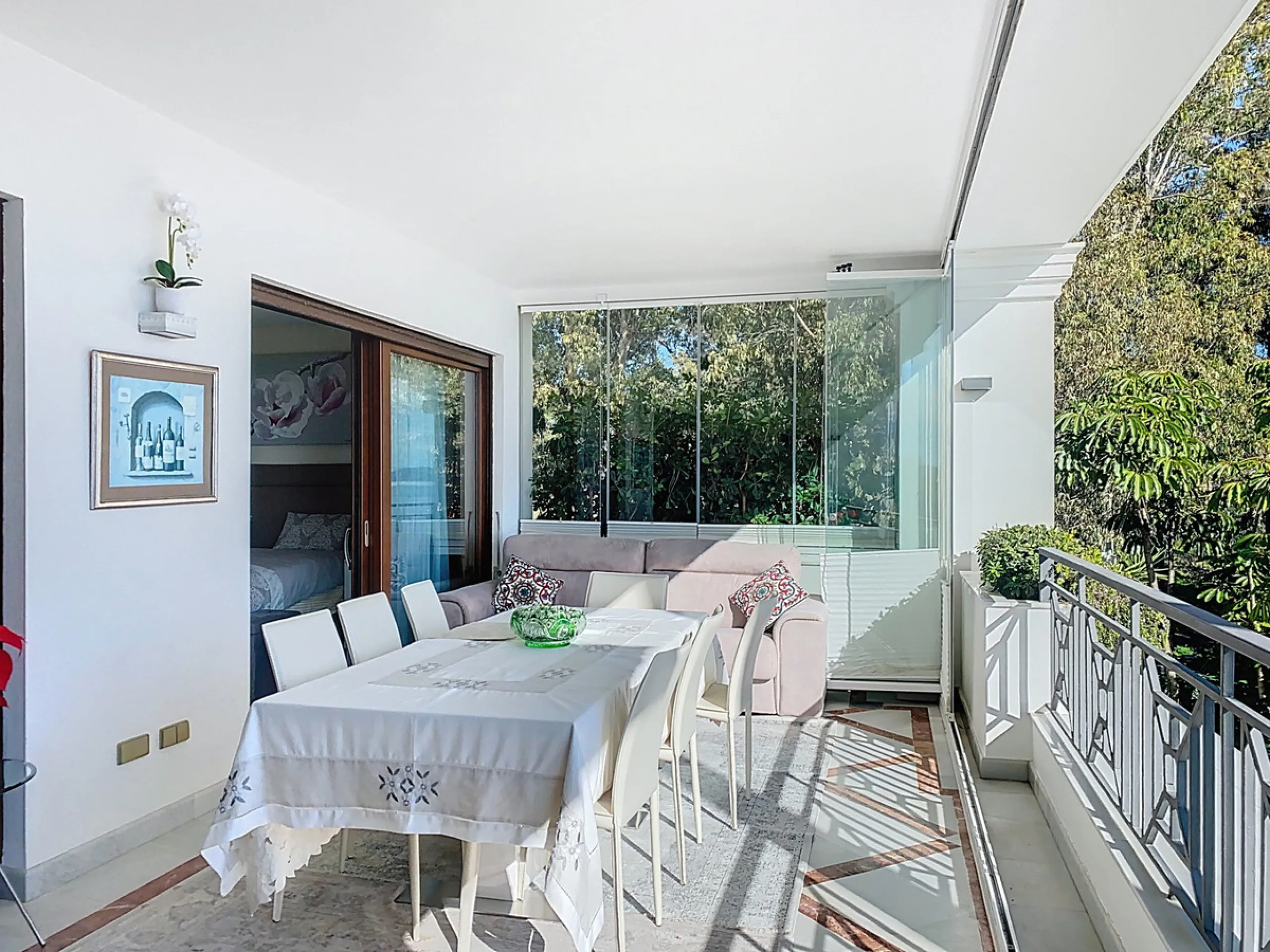 Boasting breathtaking frontal sea views that reach as far as Gibraltar and the African coast, and with direct access to the beach, this exclusive frontline apartment is located in the prestigious Doncella Beach development, in the sought-after Seghers are