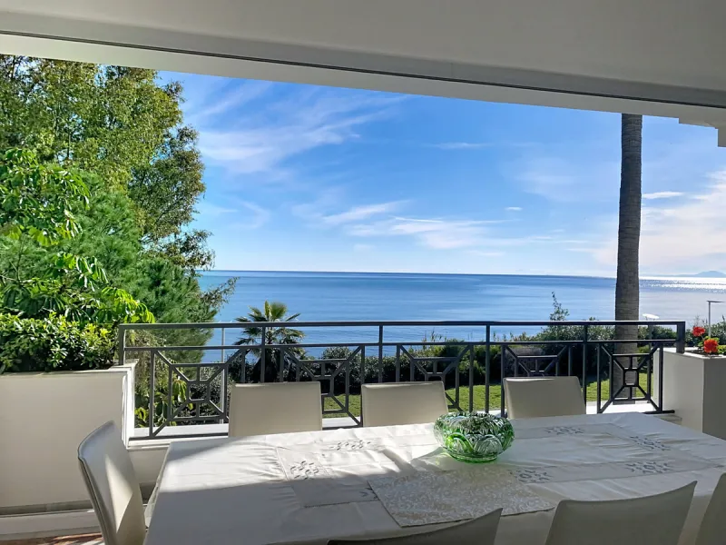 Boasting breathtaking frontal sea views that reach as far as Gibraltar and the African coast, and with direct access to the beach, this exclusive frontline apartment is located in the prestigious Doncella Beach development, in the sought-after Seghers are
