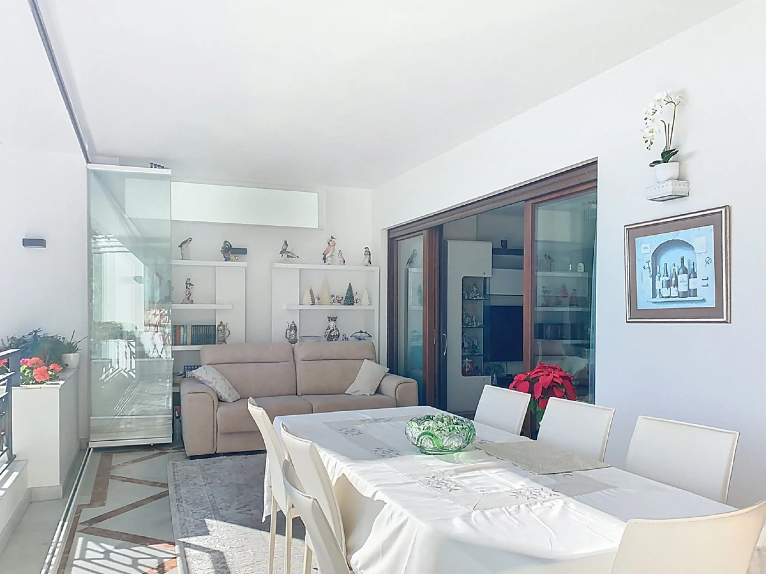Boasting breathtaking frontal sea views that reach as far as Gibraltar and the African coast, and with direct access to the beach, this exclusive frontline apartment is located in the prestigious Doncella Beach development, in the sought-after Seghers are