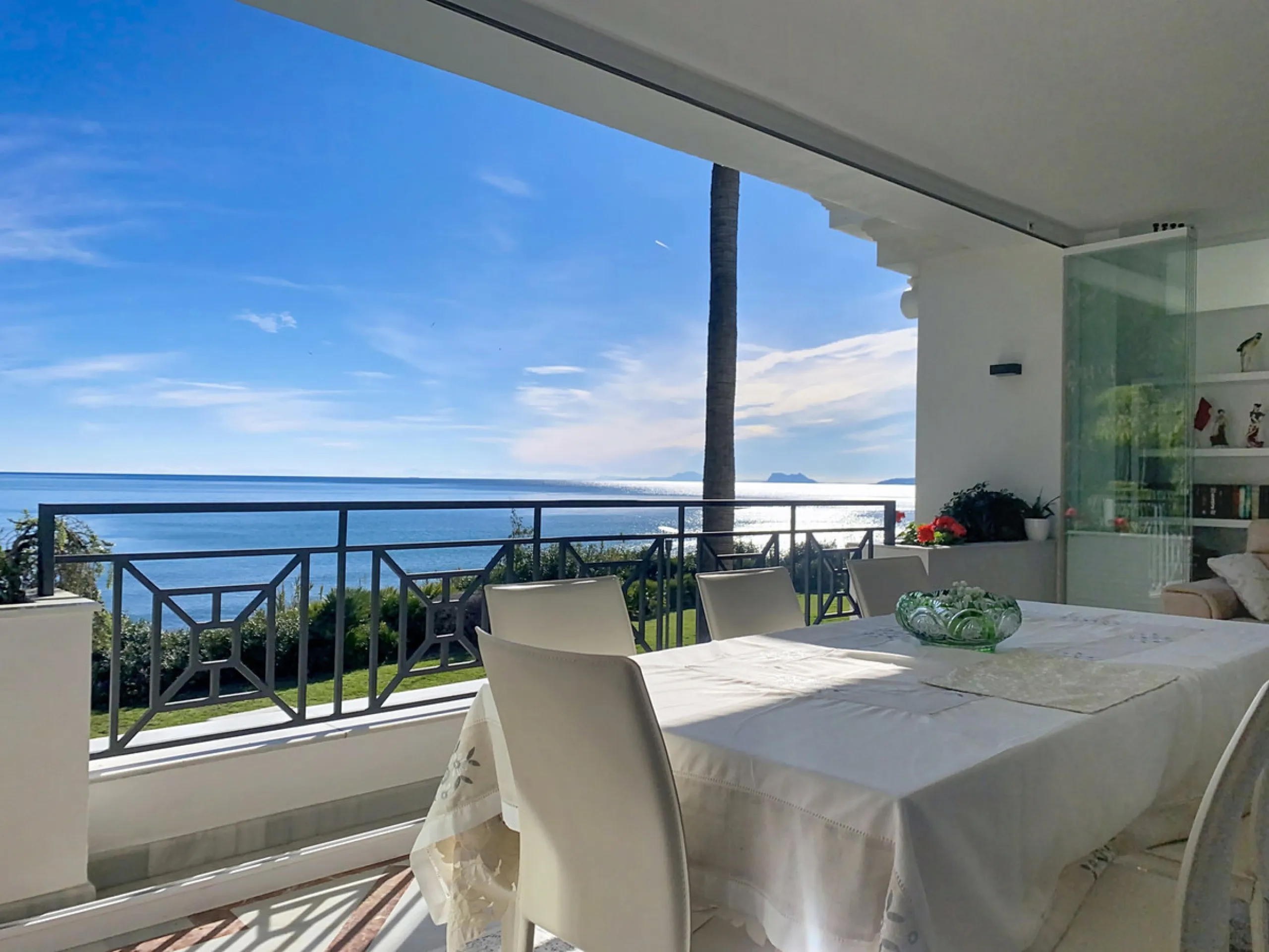 Boasting breathtaking frontal sea views that reach as far as Gibraltar and the African coast, and with direct access to the beach, this exclusive frontline apartment is located in the prestigious Doncella Beach development, in the sought-after Seghers are