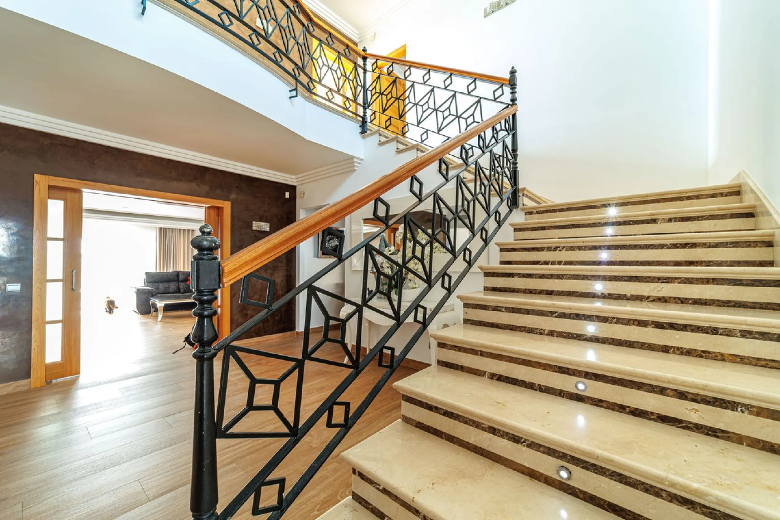 Discover an exceptional villa designed for those seeking space, comfort, luxury, and a prime location. Set on a 1,600 m² plot with over 900 m² built, this impressive property is located in a quiet and exclusive residential area, just a few minutes from Ma