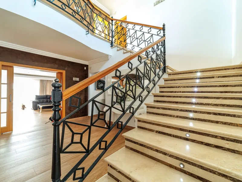 Discover an exceptional villa designed for those seeking space, comfort, luxury, and a prime location. Set on a 1,600 m² plot with over 900 m² built, this impressive property is located in a quiet and exclusive residential area, just a few minutes from Ma