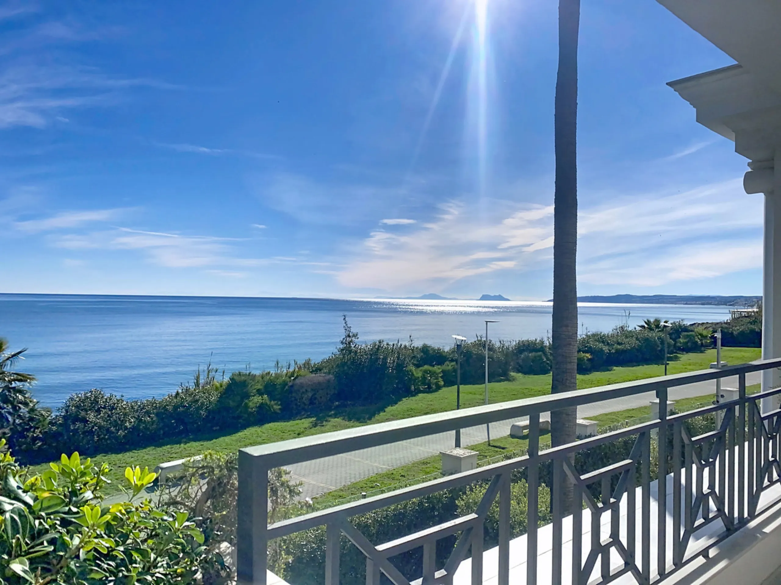 Boasting breathtaking frontal sea views that reach as far as Gibraltar and the African coast, and with direct access to the beach, this exclusive frontline apartment is located in the prestigious Doncella Beach development, in the sought-after Seghers are