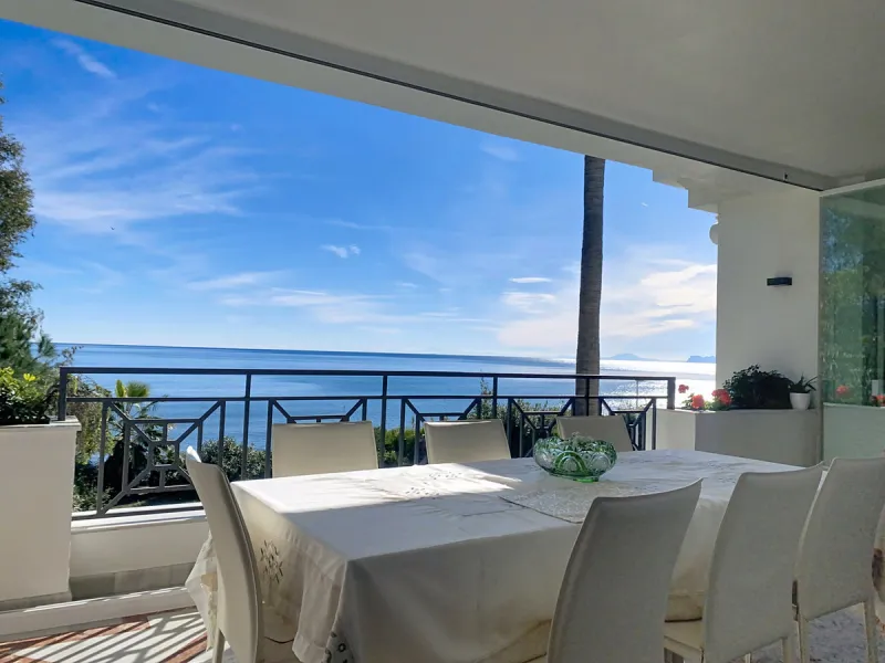 Boasting breathtaking frontal sea views that reach as far as Gibraltar and the African coast, and with direct access to the beach, this exclusive frontline apartment is located in the prestigious Doncella Beach development, in the sought-after Seghers are