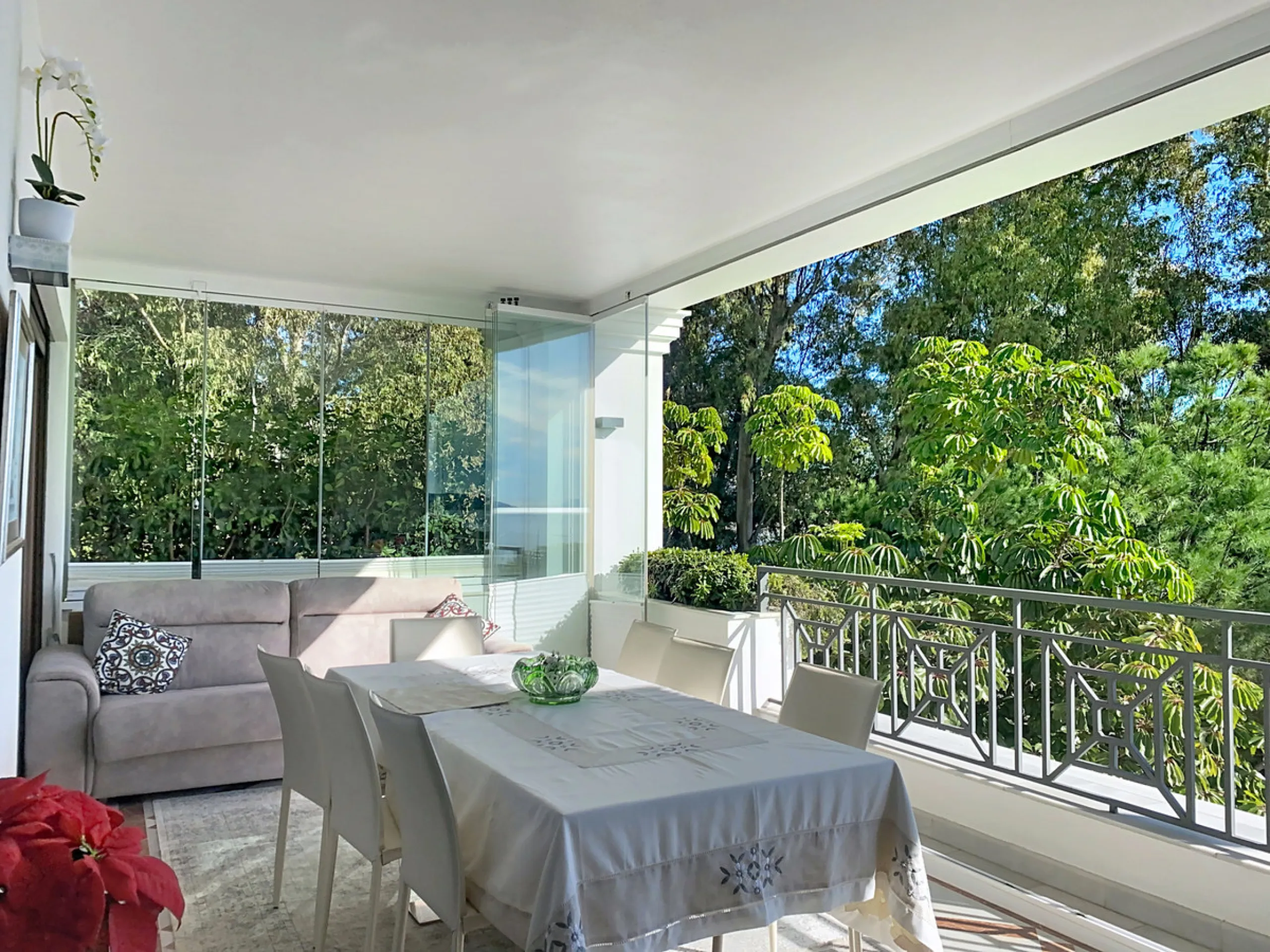 Boasting breathtaking frontal sea views that reach as far as Gibraltar and the African coast, and with direct access to the beach, this exclusive frontline apartment is located in the prestigious Doncella Beach development, in the sought-after Seghers are