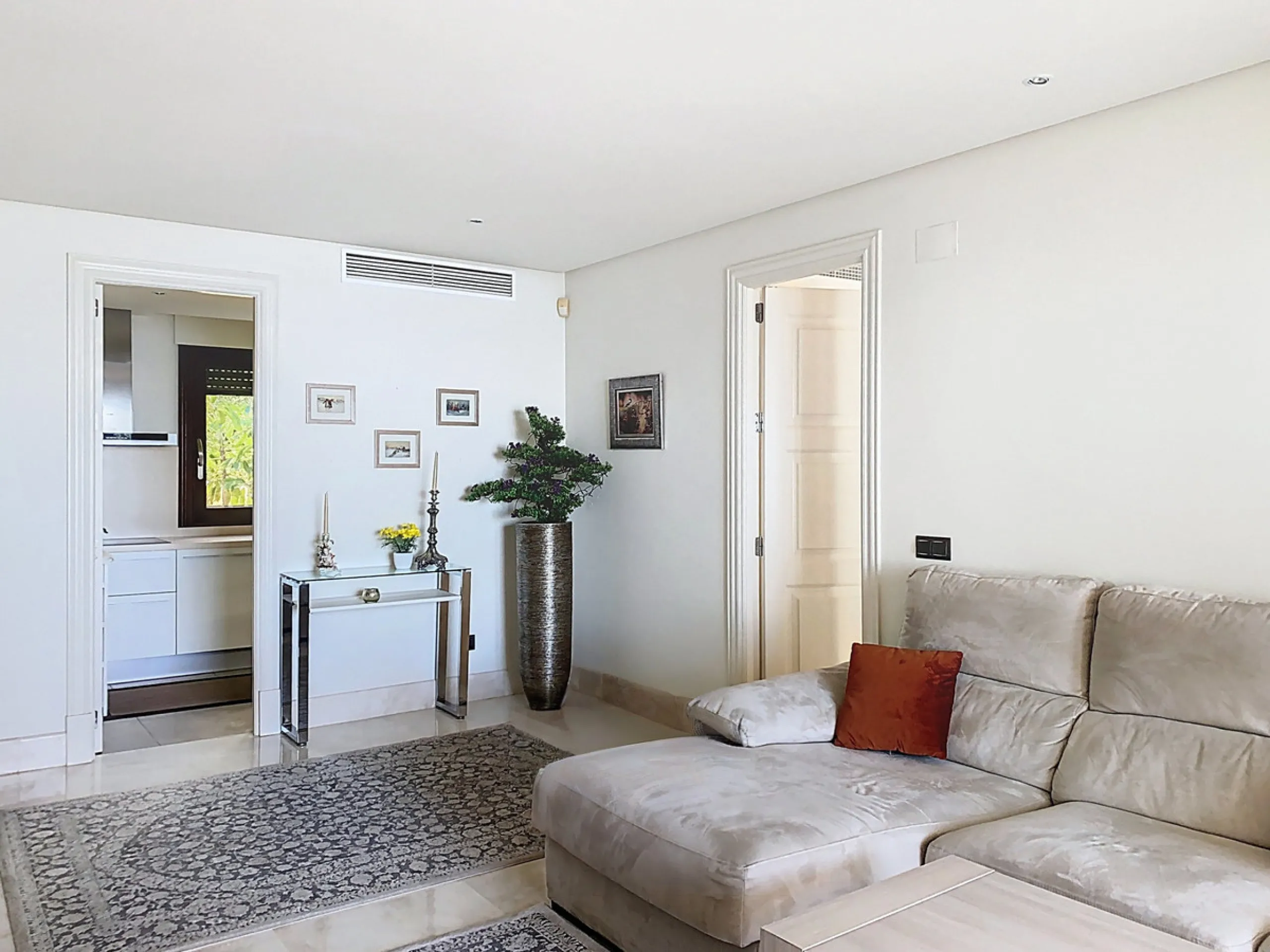 Boasting breathtaking frontal sea views that reach as far as Gibraltar and the African coast, and with direct access to the beach, this exclusive frontline apartment is located in the prestigious Doncella Beach development, in the sought-after Seghers are