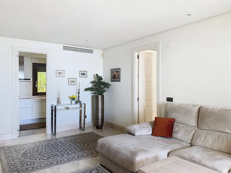 Boasting breathtaking frontal sea views that reach as far as Gibraltar and the African coast, and with direct access to the beach, this exclusive frontline apartment is located in the prestigious Doncella Beach development, in the sought-after Seghers are