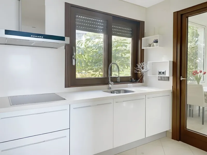 Boasting breathtaking frontal sea views that reach as far as Gibraltar and the African coast, and with direct access to the beach, this exclusive frontline apartment is located in the prestigious Doncella Beach development, in the sought-after Seghers are
