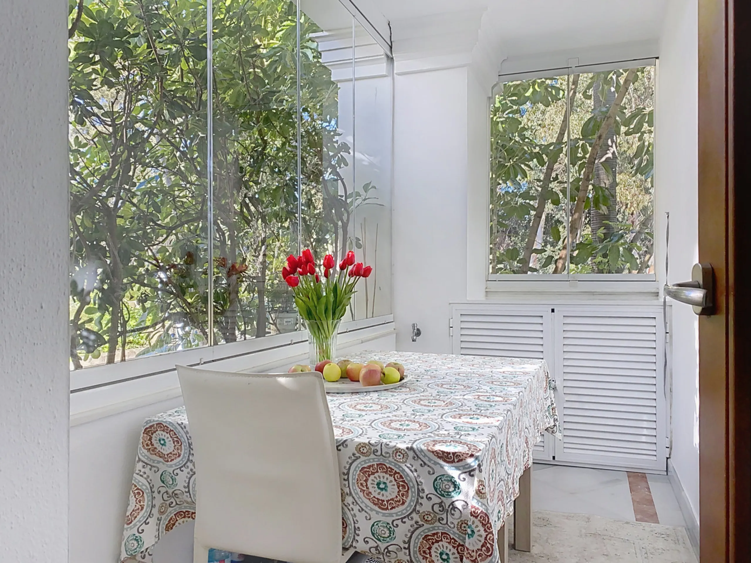 Boasting breathtaking frontal sea views that reach as far as Gibraltar and the African coast, and with direct access to the beach, this exclusive frontline apartment is located in the prestigious Doncella Beach development, in the sought-after Seghers are
