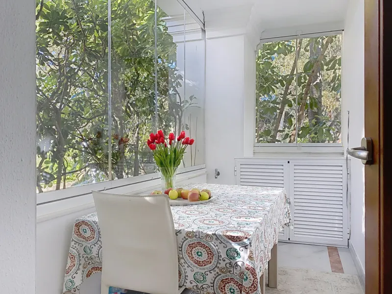 Boasting breathtaking frontal sea views that reach as far as Gibraltar and the African coast, and with direct access to the beach, this exclusive frontline apartment is located in the prestigious Doncella Beach development, in the sought-after Seghers are